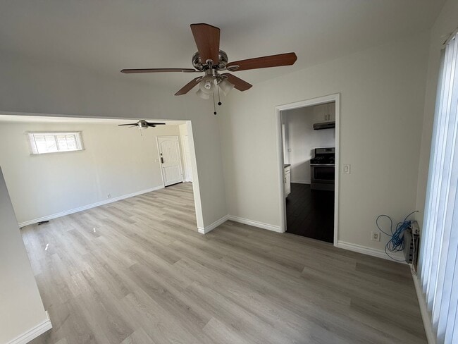 Building Photo - Beautiful 2 Bedroom Belmont Shore Apartment for Rent - Garage Parking Included!