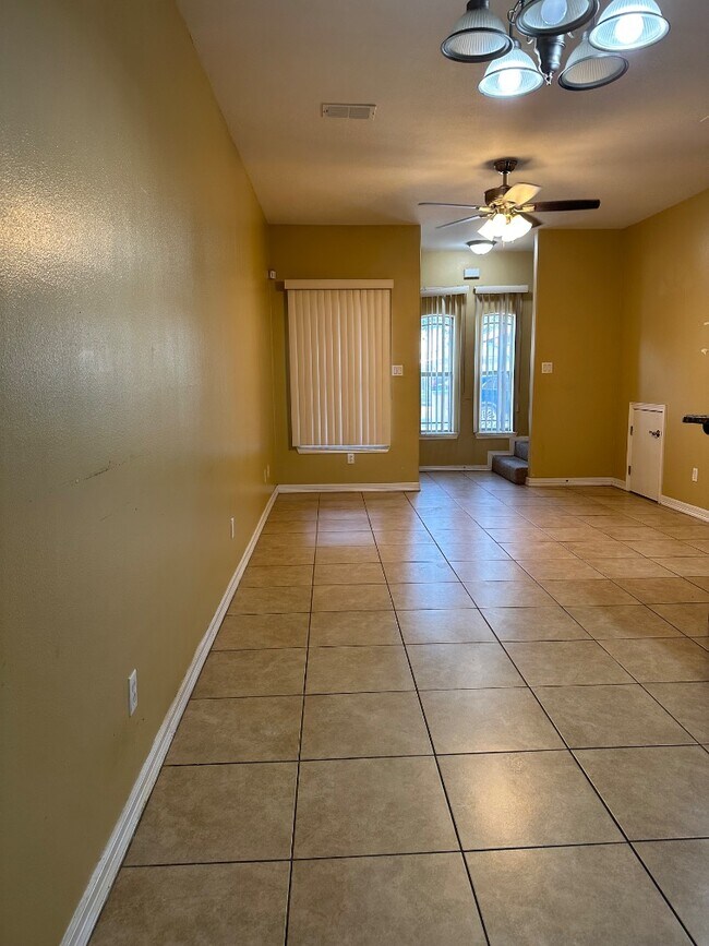 Building Photo - 1309 W Kiwi