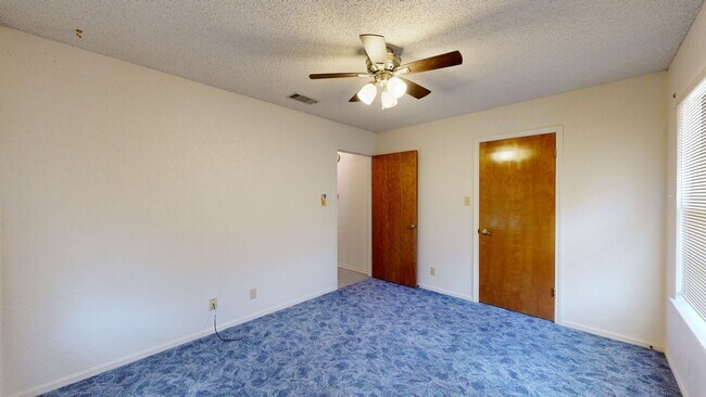 Building Photo - 2 WEEKS FREE + $1,595 for a 3 Bedroom vintage charmer in Harker Heights!