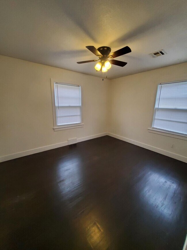 Building Photo - Free standing home just 2 blocks from Central and Mclean