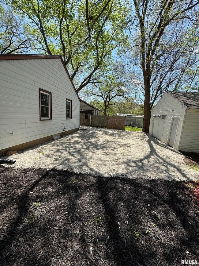 Building Photo - 1703 N Valley Ave