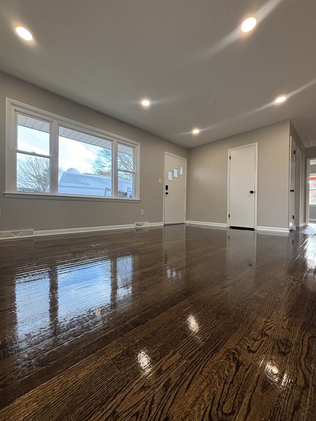 Building Photo - 5819 Dogwood Ave