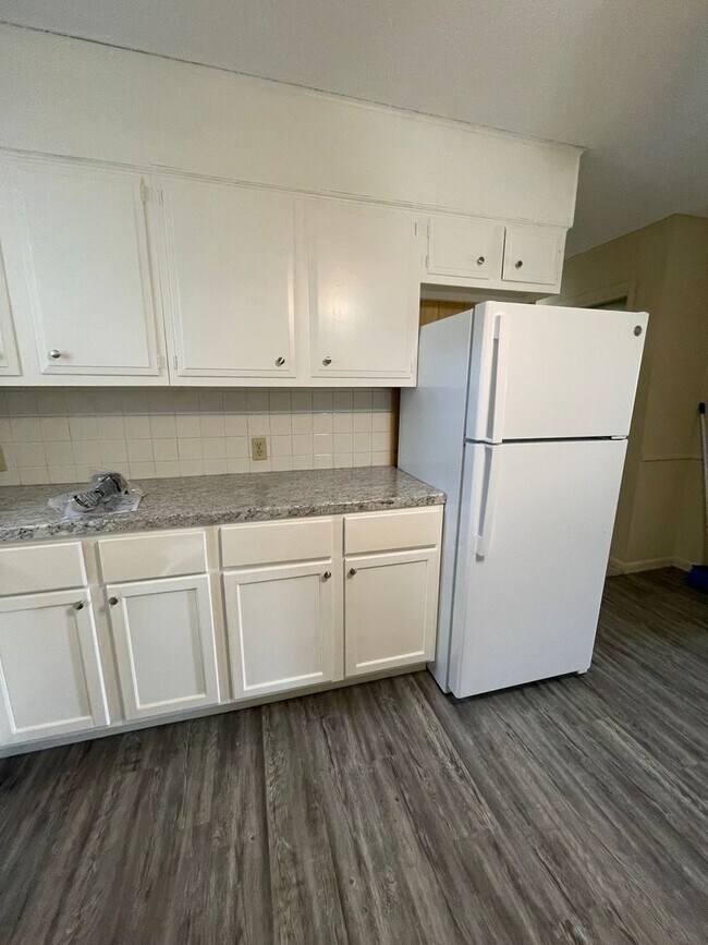 Building Photo - 302 W Neosho St