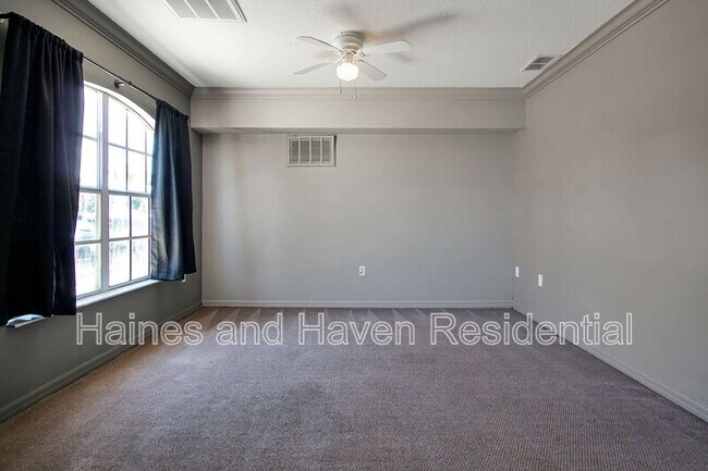 Building Photo - 2326 Fan Palm Dr