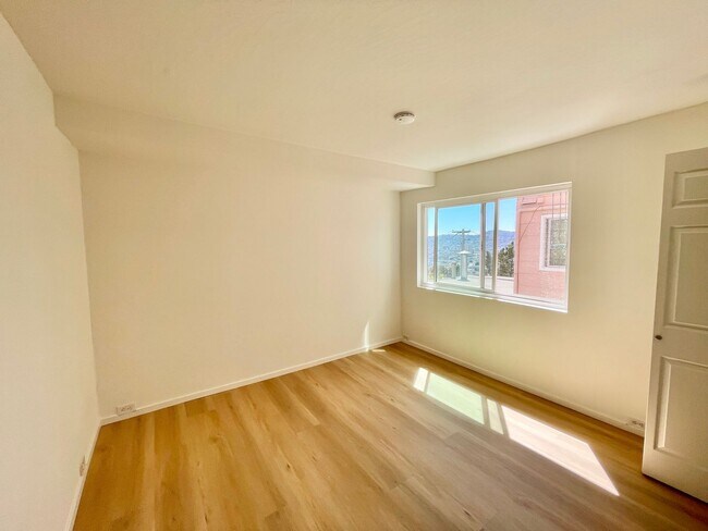 Building Photo - Potrero Hill 1 BR/1BA -  Parking, Laundry,...