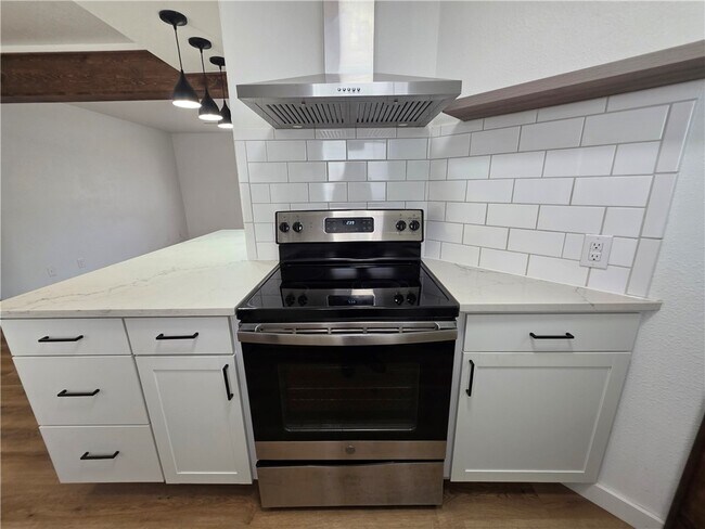 Building Photo - 2400 SE Jayel Terrace