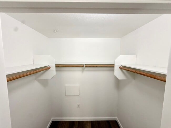 Building Photo - Beautiful One Bedroom Condo in the " Piazza Palermo." building! Pet considered!!