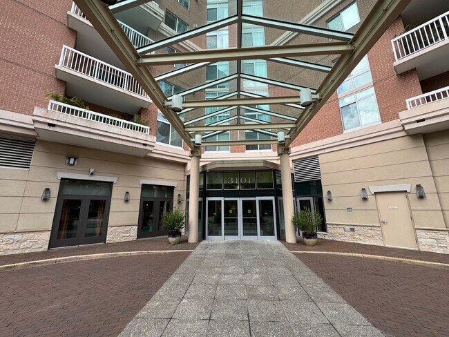 Building Photo - Bright 1 Bed 1 Bath Condo With Sunroom In ...