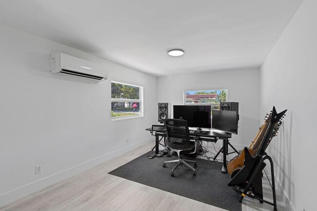 Building Photo - 212 SE 1st Ave