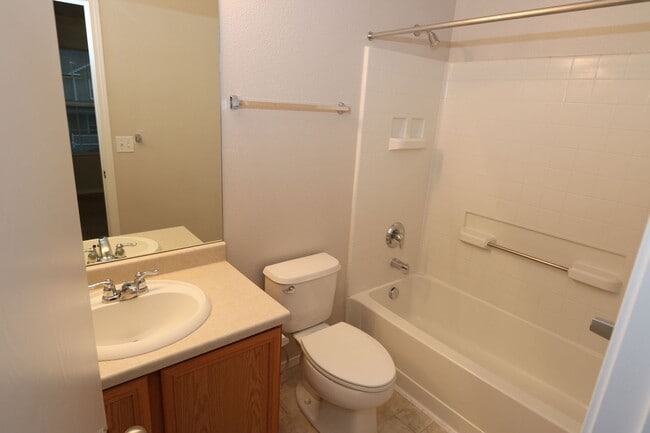 Building Photo - Great 2bd/2.5ba, 1306sf Townhouse with A/C in Fountain, CO, near Ft Carson!