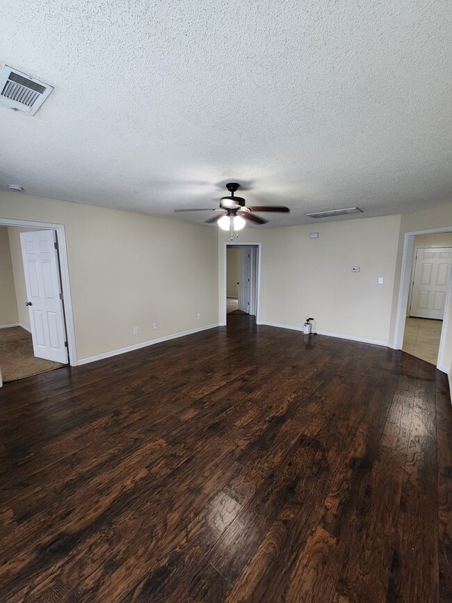 Building Photo - 1239 Askew Dr