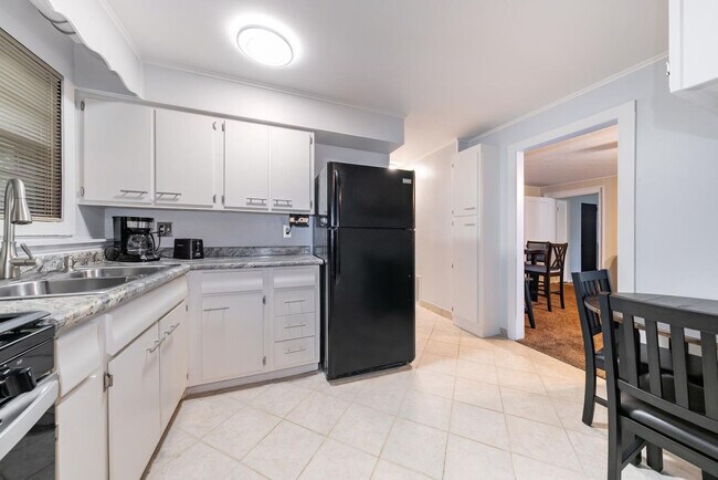 Building Photo - 234 N Hamilton St