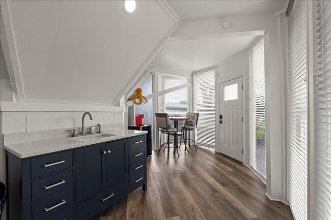 Building Photo - 2041 Deer Island Rd