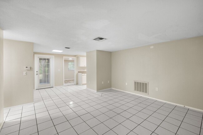 Building Photo - Beautiful 3bdrm/2bath home with attached garage and large yard $1,595.00 ** Ready Now** MOVE IN B...