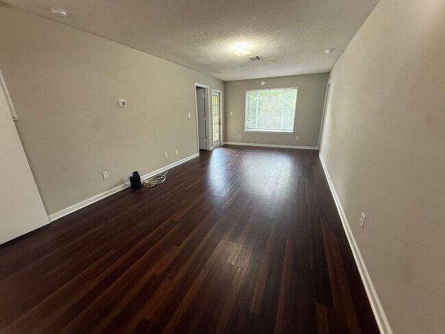 Building Photo - 4 Bed 4 Bath Condo near NCSU! Available late July, includes utilities!