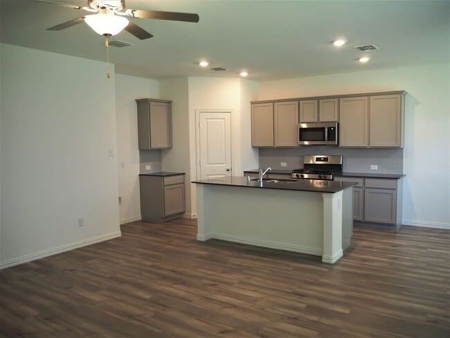 Building Photo - 1800 Lake Grove Dr