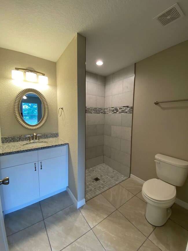 Building Photo - Custom Home - Desirable SE Ocala Neighborh...