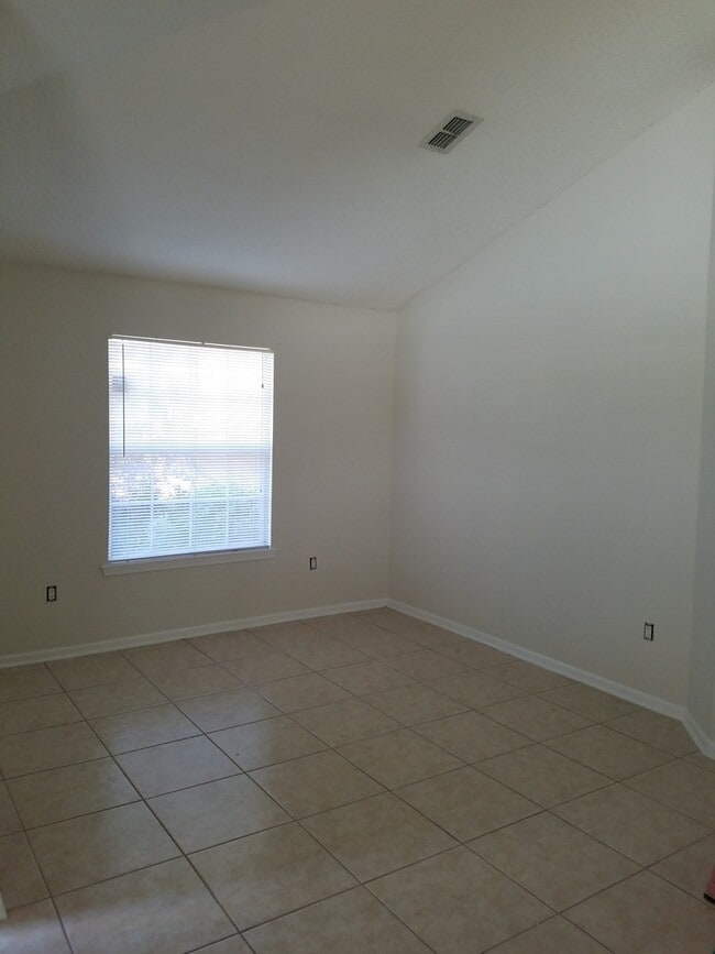 Building Photo - Move-In Ready!