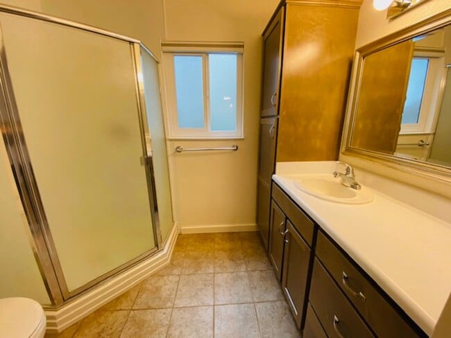 Building Photo - $1,650 Palm & Shaw, 2 Bedroom Condo - N Wi...