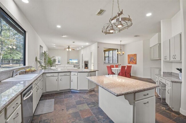 Building Photo - 5 Oak Crest Cir