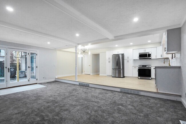 Building Photo - Beautifully Updated 4 Bed / 2.5 Bath Colon...