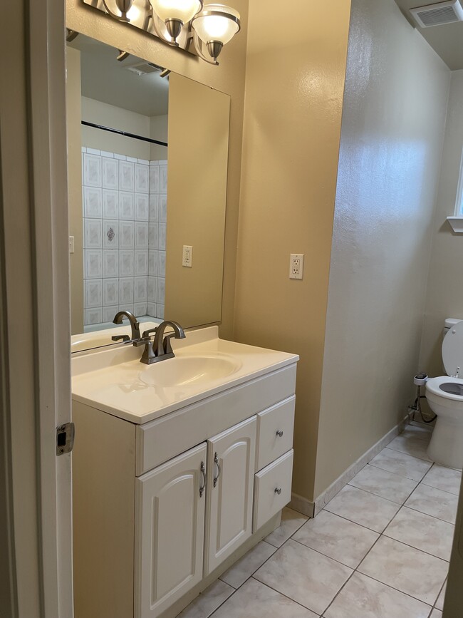 Building Photo - 1333 Woodside Dr