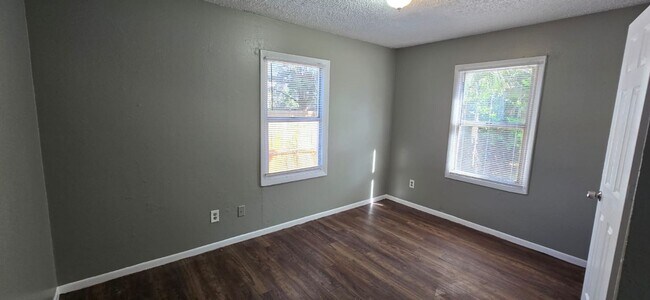 Building Photo - 3/1 Tampa Home ! Apply for FREE This Holiday Season!