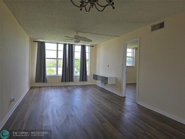 Building Photo - 9949 Sandalfoot Blvd