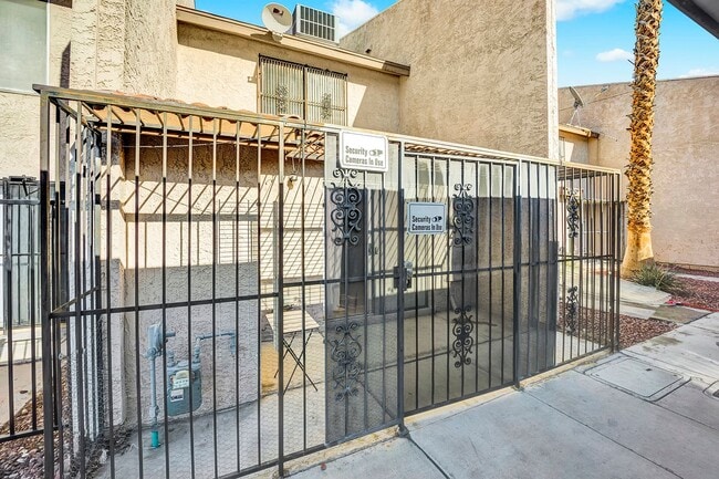 Building Photo - PARTIALLY FURNISHED 3 BEDROOM TOWNHOME NEAR CHINATOWN & STRIP