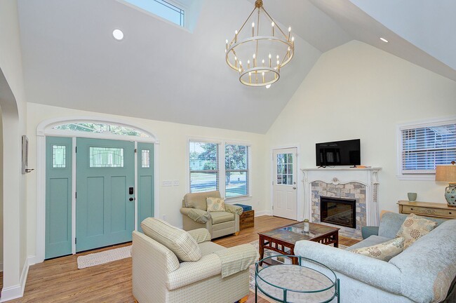 Building Photo - Discover the charm of this FULLY FURNISHED...
