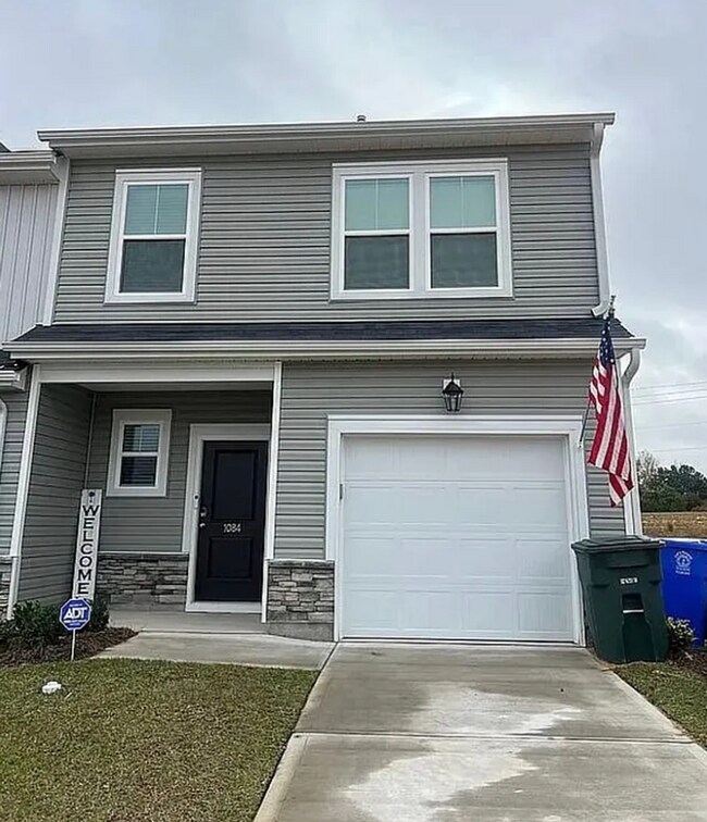 Building Photo - Spacious 3-Bed, 2.5-Bath End Unit Townhome