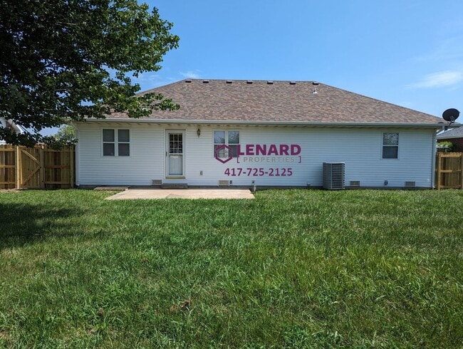 Building Photo - Spacious 3 Bedroom Home with Fenced Back Yard!