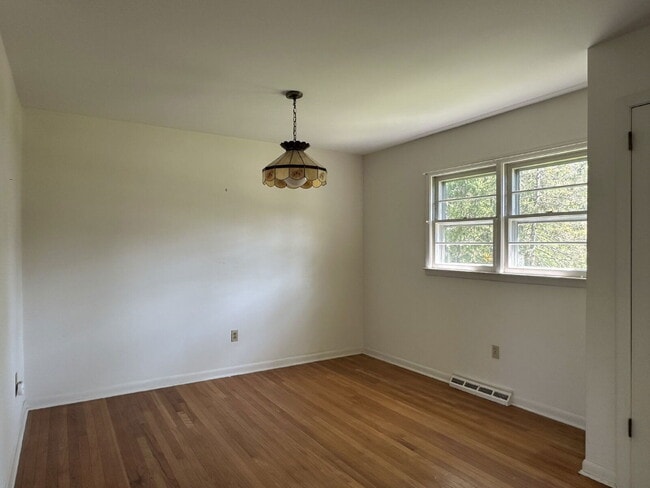 Building Photo - 5 Blue Creek Ln