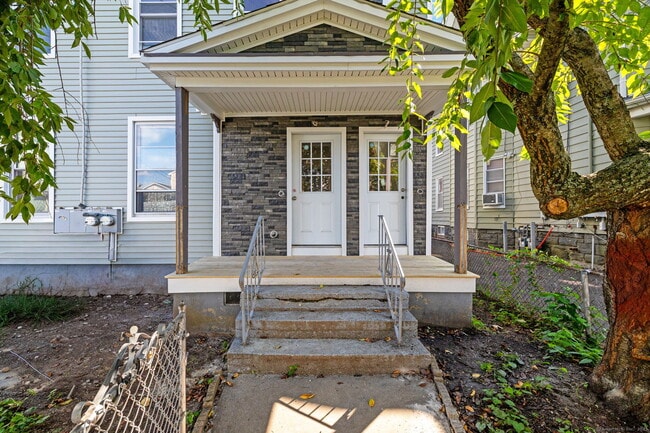 Building Photo - 530 Jane St