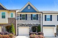 Building Photo - Townhome | Back Patio with Privacy Fence |...