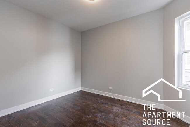 Building Photo - 3135 N Oakley Ave