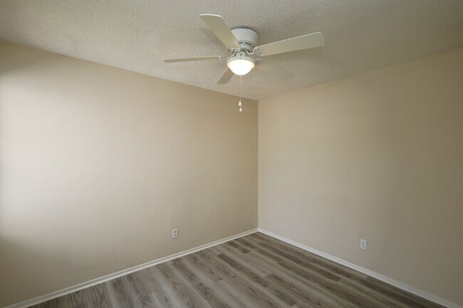 Building Photo - 2820 Kirkwood Cir