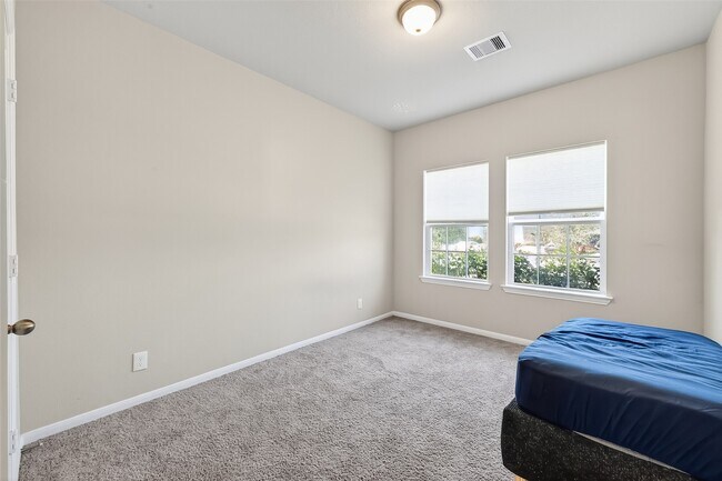 Building Photo - 2422 Agassiz Dr