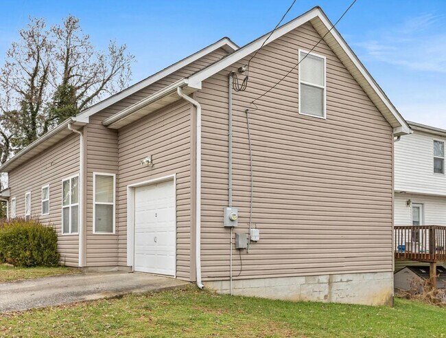 Building Photo - 3 Bedroom Available Now!