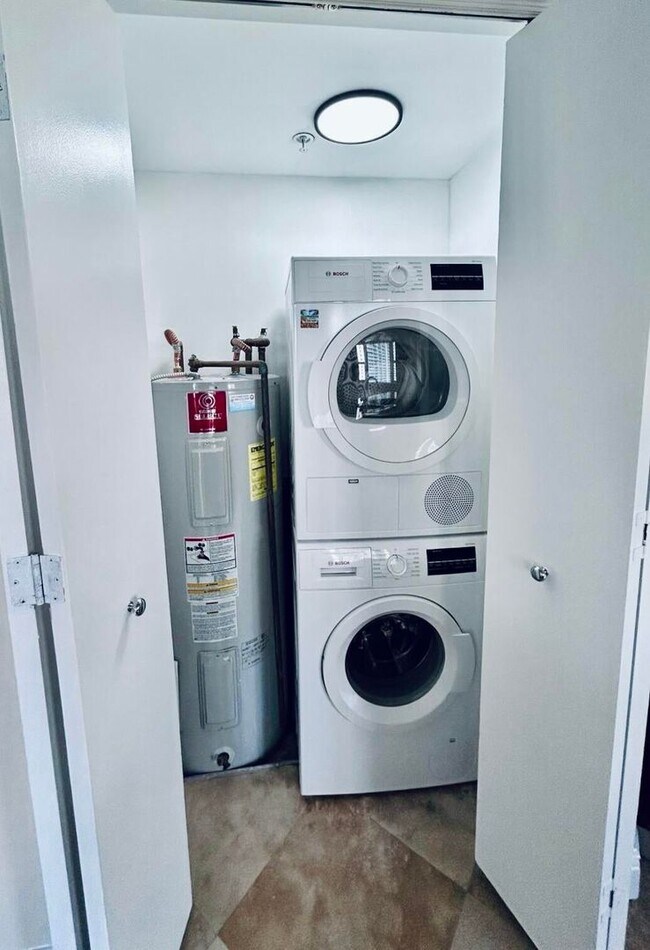 Building Photo - 19900 E Country Club Dr