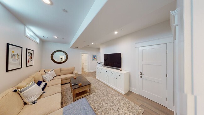 Building Photo - 3bed/3.5 Bath School Year Rental