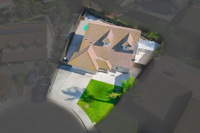 Building Photo - BEAUTIFUL 4 BEDROOM HOME WITH SWIMMING POOL!