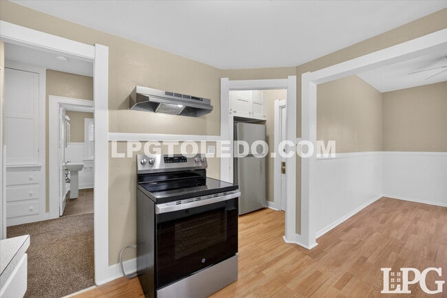 Building Photo - 4136 N Lockwood Ave