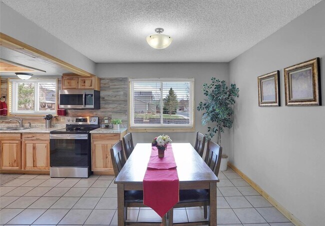 Building Photo - 4 Bed 4 Bath Home in District 20!!!