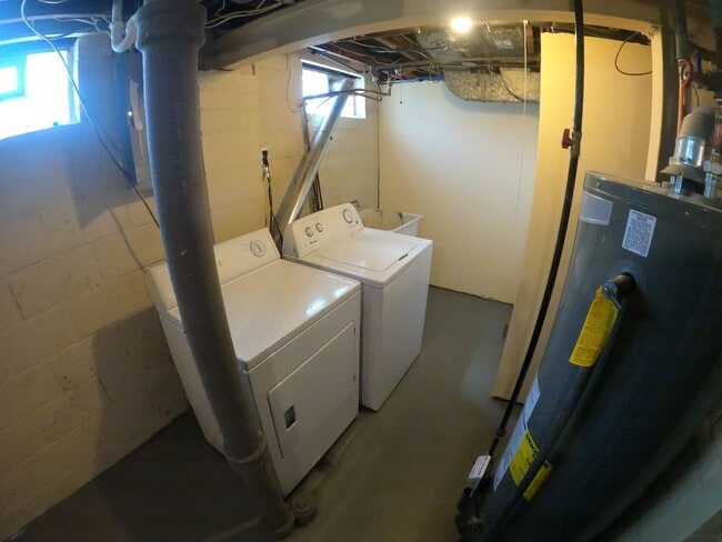 Building Photo - 3 bed 2 bath Berkley bungalow with garage ...