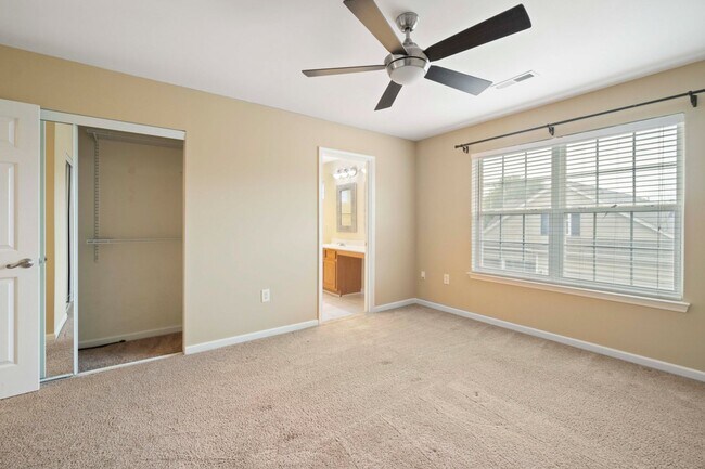 Building Photo - Located in Highland Creek