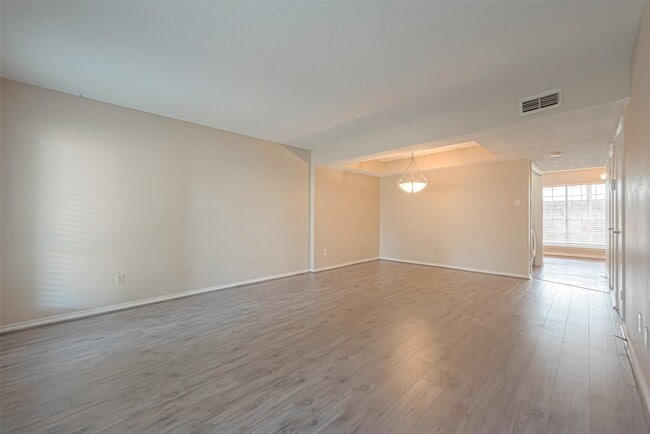 Building Photo - 10217 Longmont Dr