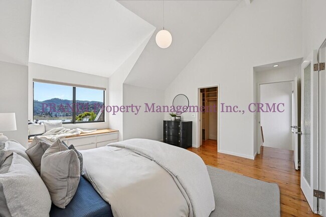 Building Photo - Panoramic View From This Strawberry Home w...