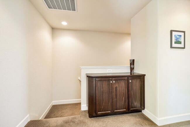 Building Photo - UPDATED LARGE 1600 sq/ft 3BR/3.5BA Central Mtn View Townhome AVAILABLE NOW
