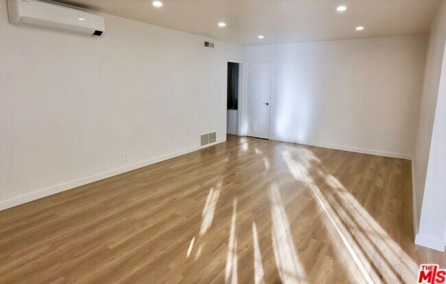 Building Photo - 450 Rexford Dr